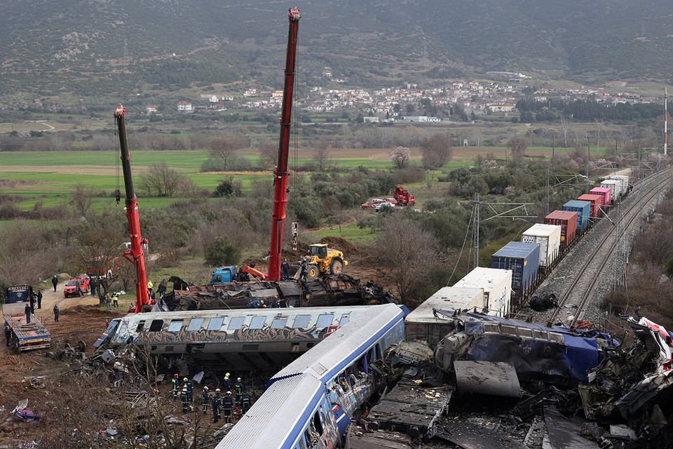 Вагон завалился, вспыхнул пожар, люди кричали: Выживший в страшной катастрофе с поездами в Греции рассказал, как состав летел под откос