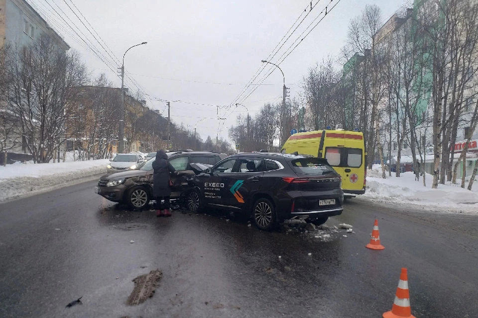 Пассажир второй иномарки был обслужен амбулаторно. Фото: vk.com/murmansk_dtp