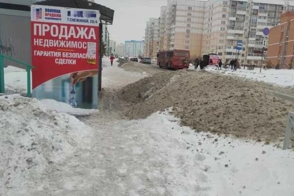 Остановку завалили убранным с дорог снегом. Фото: предоставлено читателями "Царьград Новосибирск".