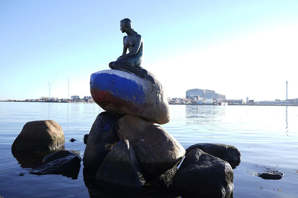 В Копенгагене статую «Русалочка» окрасили в цвета флага России