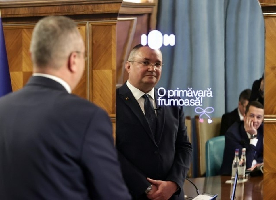 Нейросети добрались до управления страной: говорящее зеркало стало помощником премьер-министра Румынии