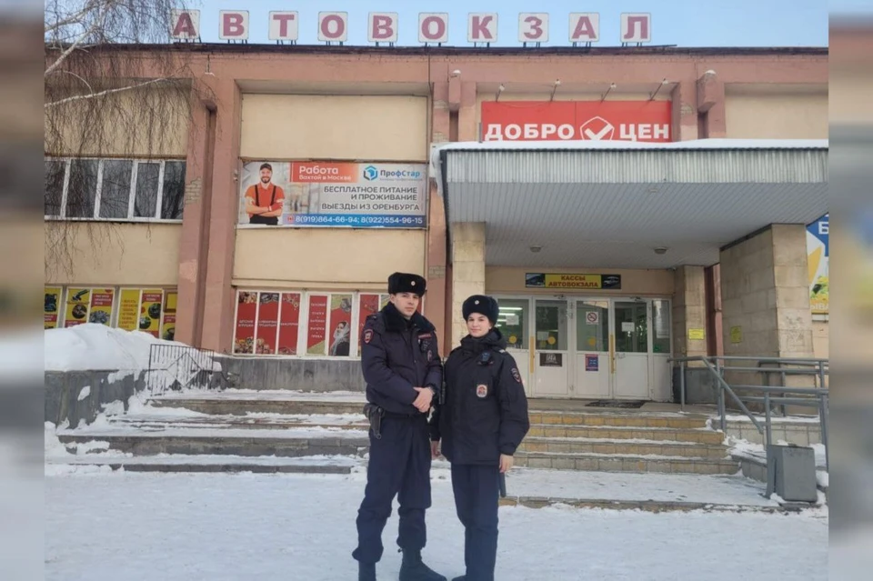 Правоохранители вызвали скорую для женщины с болью в сердце. Фото: УМВД Оренбургской области