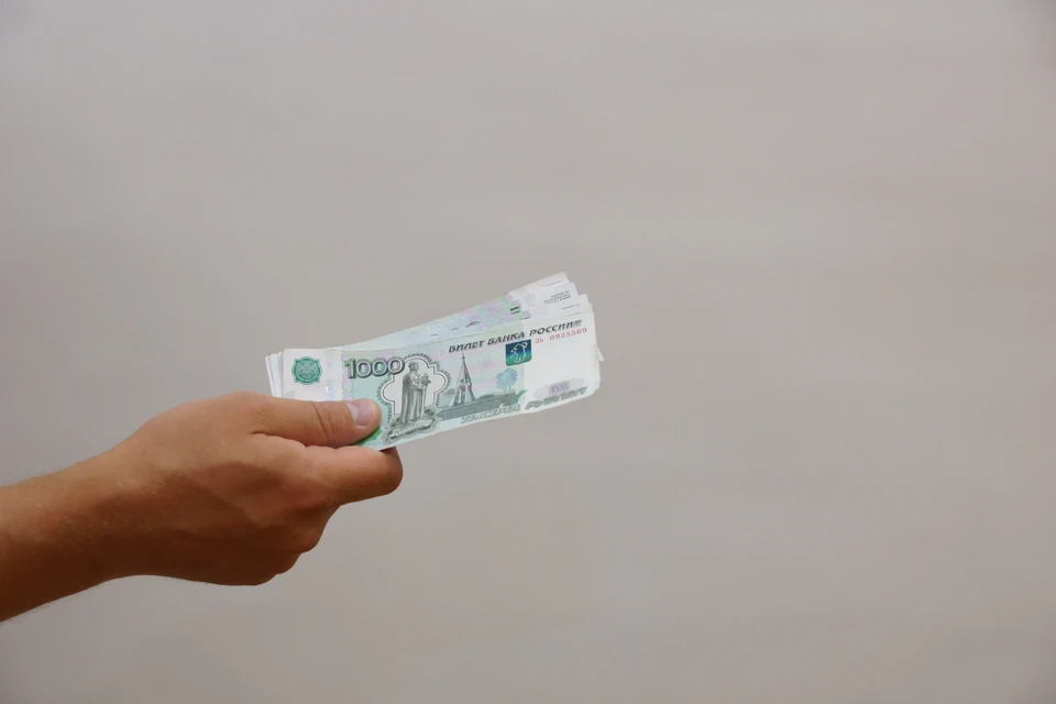 Пять тысяч рублей в руке. Деньги в долг. Займ от частного лица под расписку. Взять в долг 5 тыс рублей. Дать в долг миллиард.