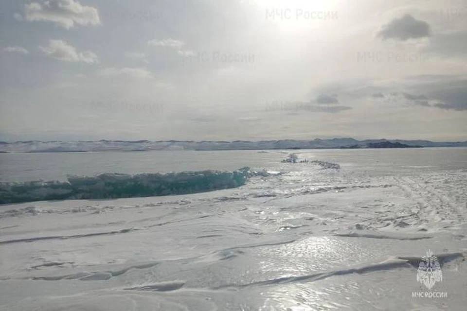 На льду Байкала образовался нажим с участками открытой воды
