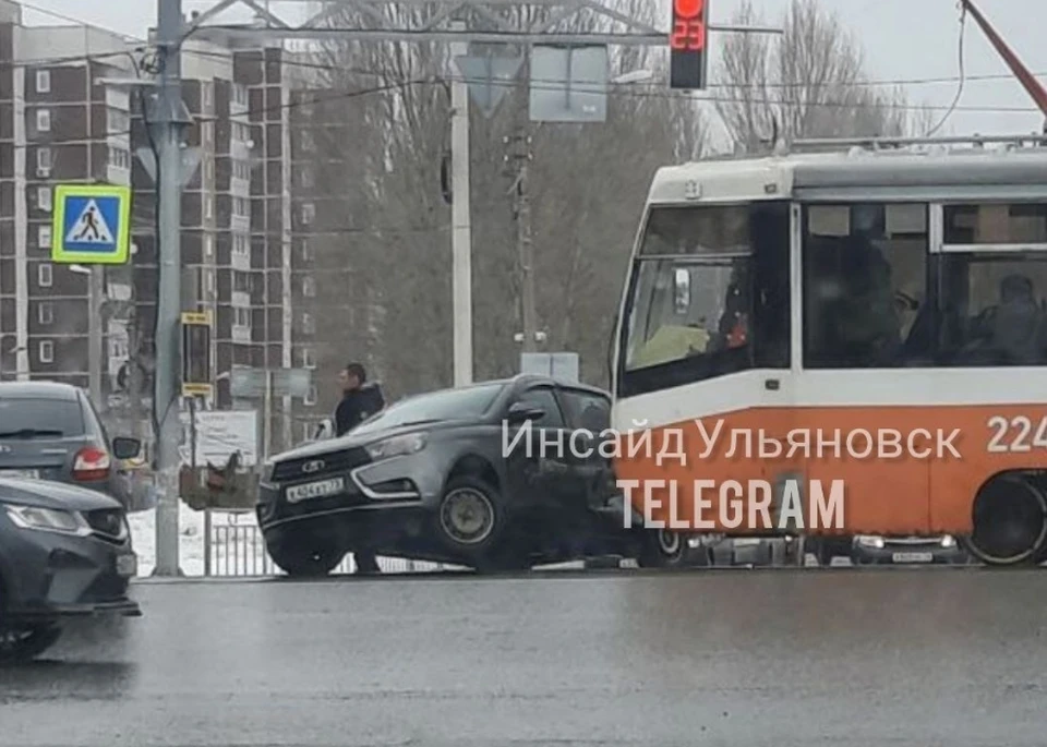 Перекрёсток не поделили трамвай и Lada