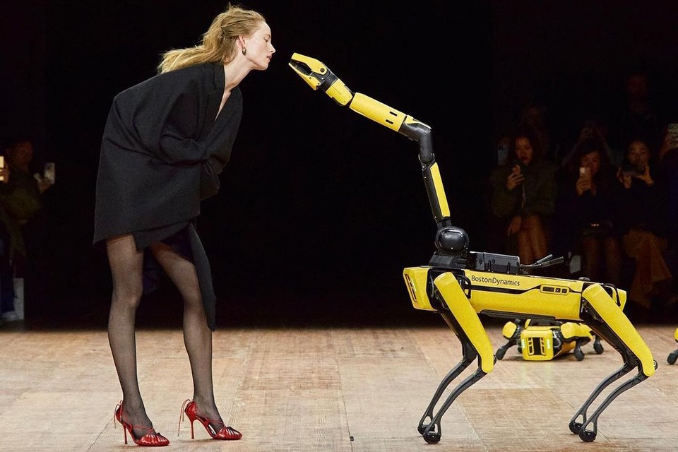 В Париже робот раздел девушку на модном показе