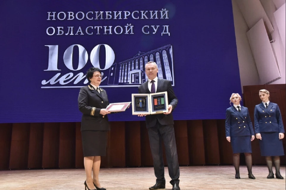 Председатель Заксобрания Новосибирской области Андрей Шимкив и губернатор региона Андрей Травников поздравили сотрудников структуры. Фото: Правительство НСО.