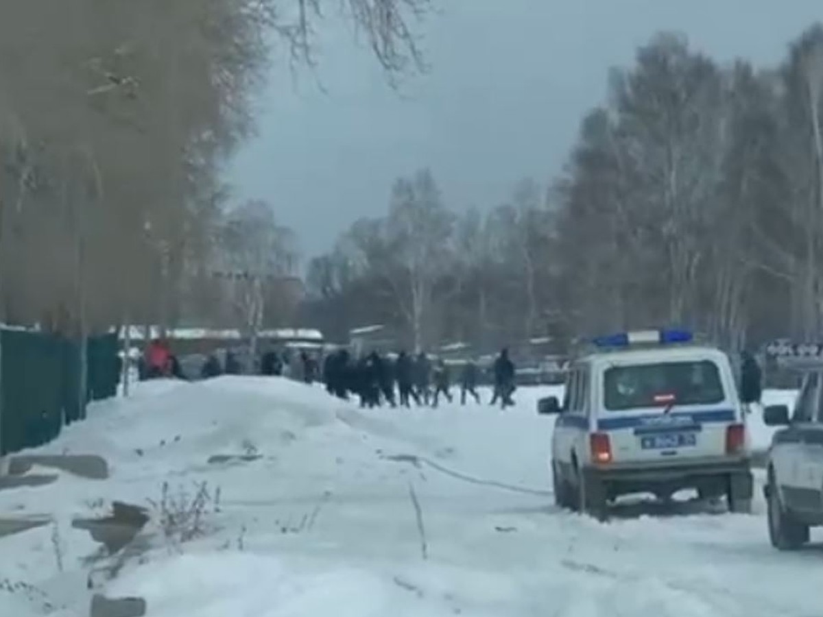 В Челябинской области силовики разогнали крупную сходку подростков возле  торгового центра - KP.RU