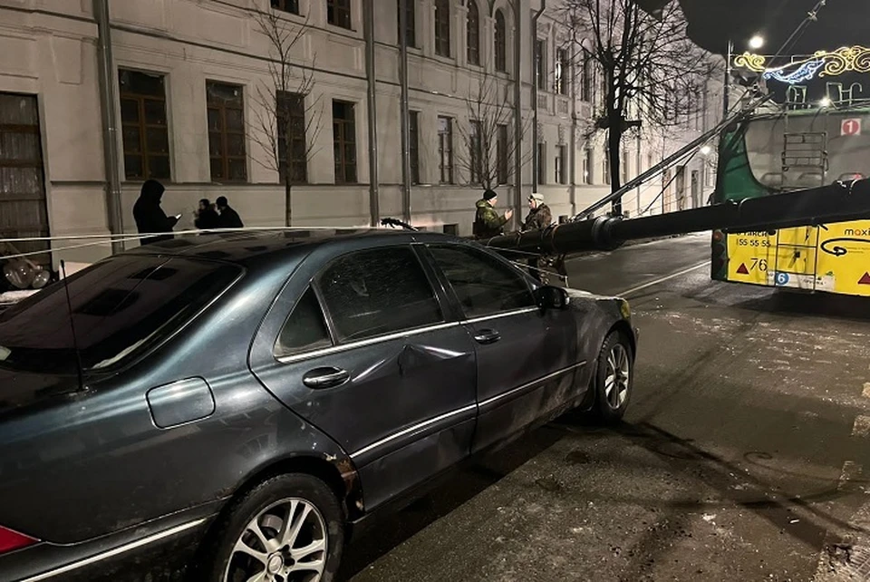 Опора освещения в Рыбинске упала на дорогу и повредила автомобиль.