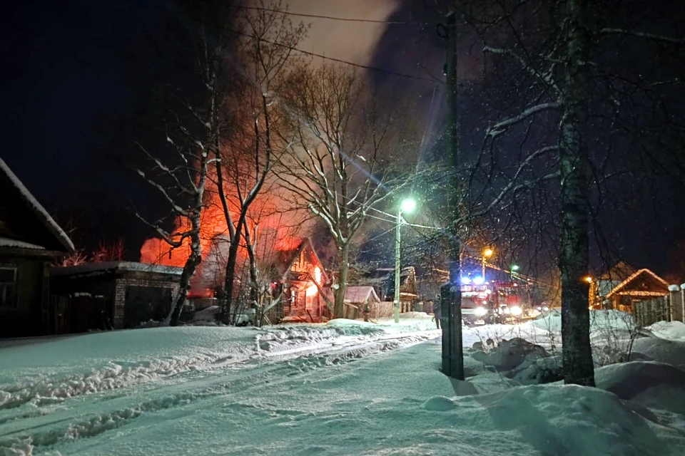 Пожар в Осташкове. Фото: VK/Редакция «СЕЛИГЕР» (Осташков)