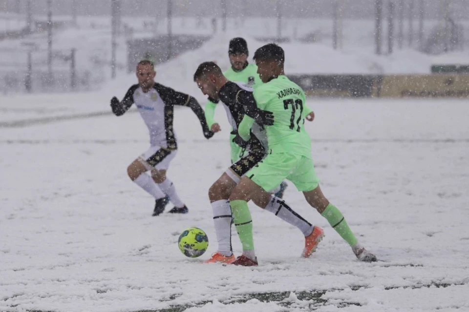 Игроки в белой и салатовой форме сливались с заснеженным газоном. Фото: ФК "Акрон"