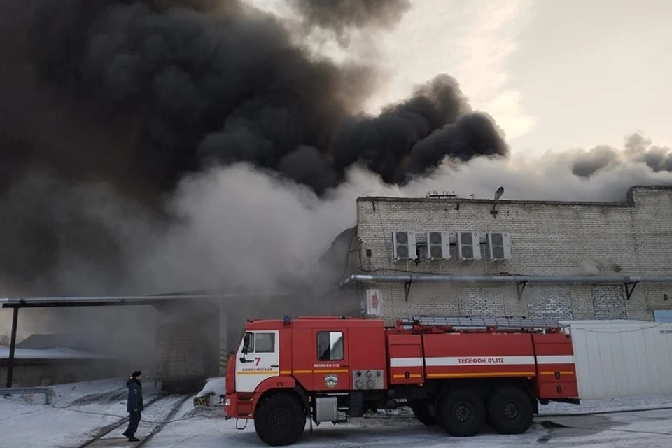 Мощный пожар тушат на складе в Комсомольске-на-Амуре