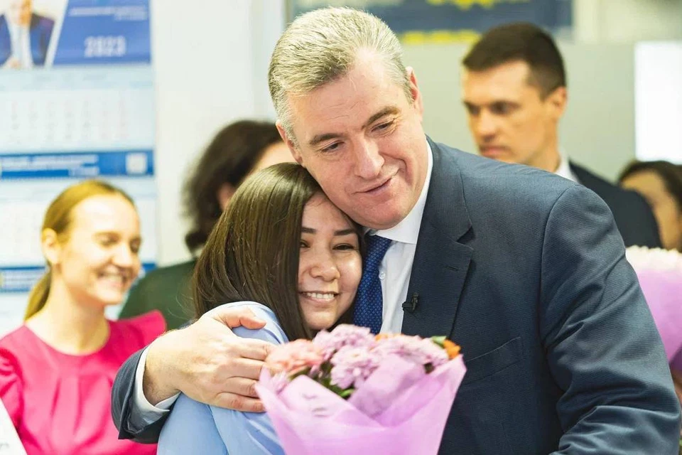 Леонид Слуцкий председатель партии ЛДПР и Куаныш Балтабаева участница движения «Шьем для наших» из Москвы. Автор фото: Родион Севастьянов.