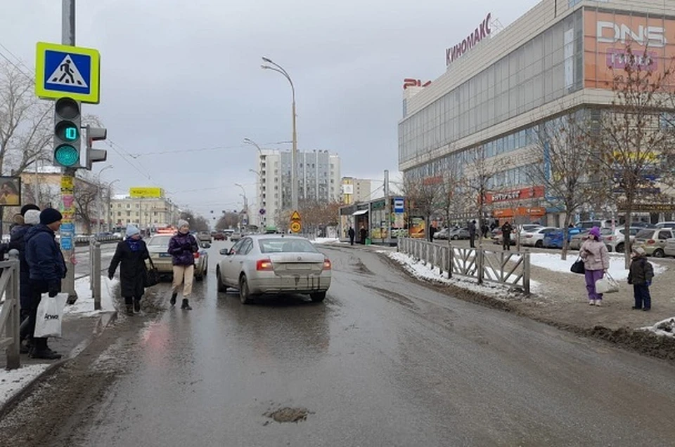 Авария произошла утром 6 марта на улице 8 Марта. Фото: отделение пропаганды ГИБДД по Екатеринбургу