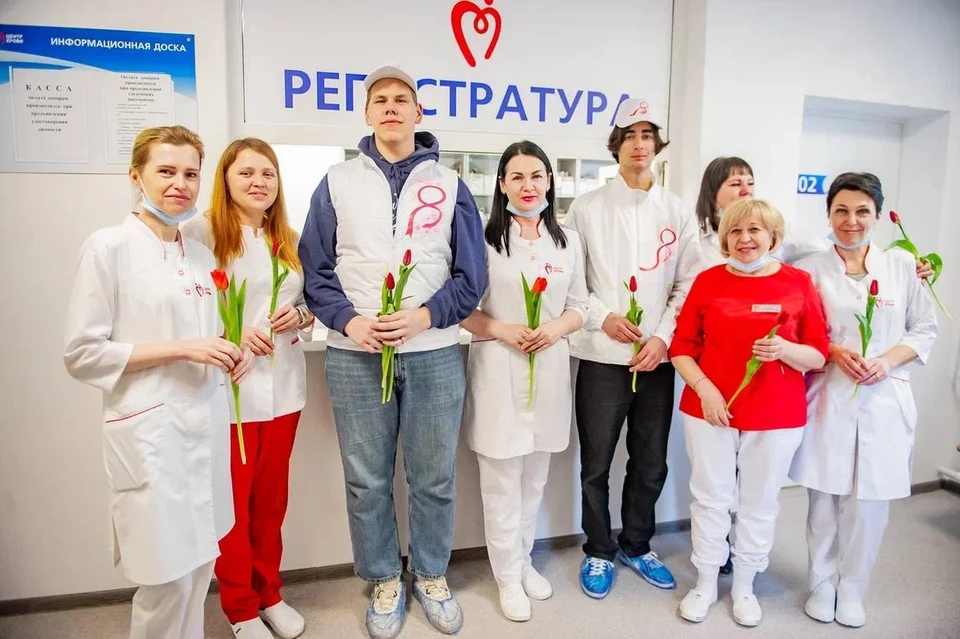 В рамках акции волонтеры дарят женщинам тюльпаны. Фото: ТК Марина Слонченко