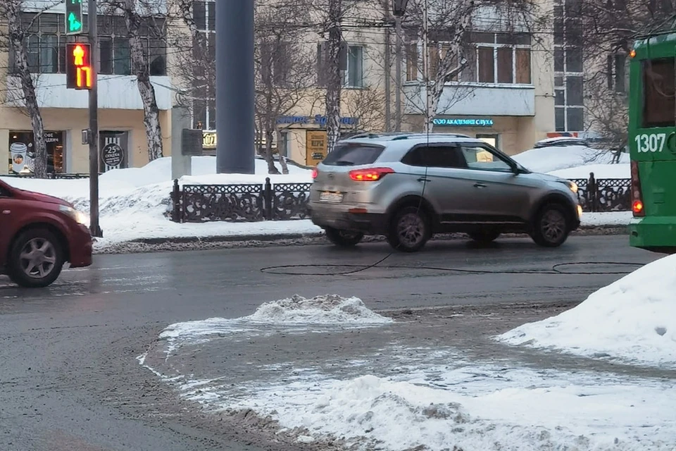 В центре Новосибирска водители застряли в пробках из-за обрыва проводов. Фото: АСТ-54.
