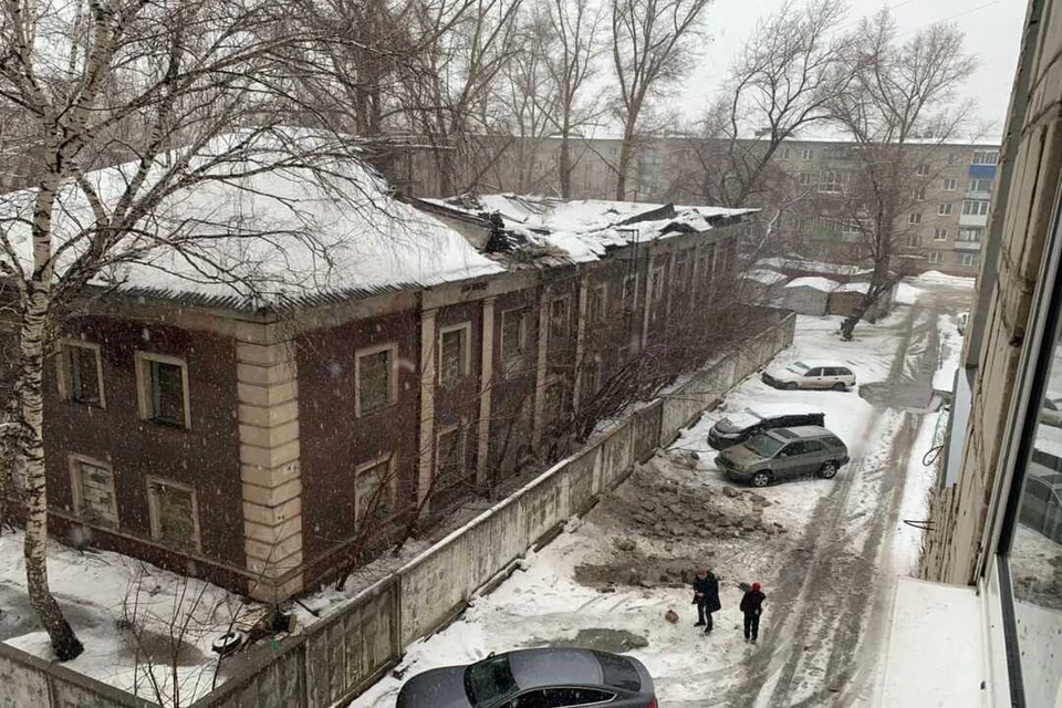 У ветхого дома обрушилась крыша. Фото: Руслан Данилов