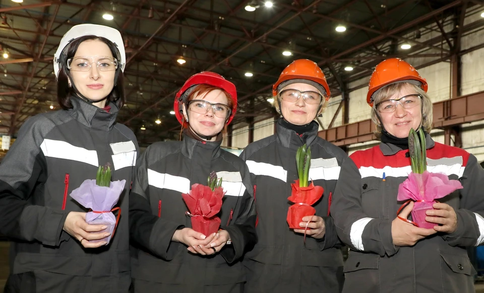 К Международному женскому дню все женщины Лебединского ГОКа получили в подарок цветы.