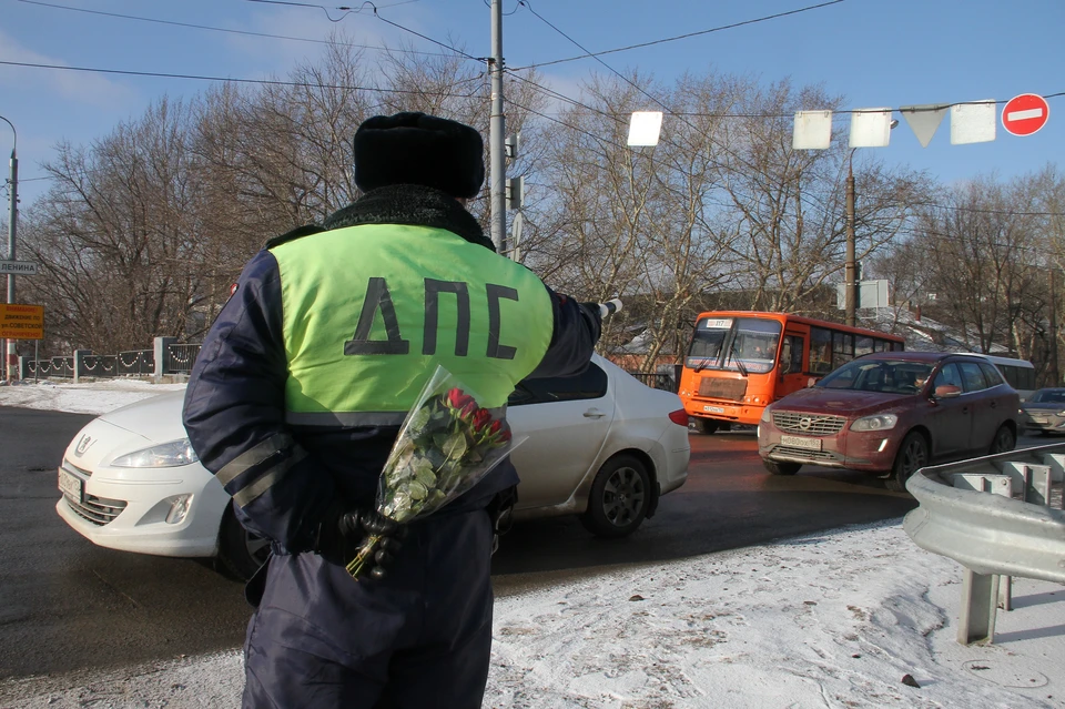 Ростовчанок за рулем поздравили сотрудники ГИБДД.