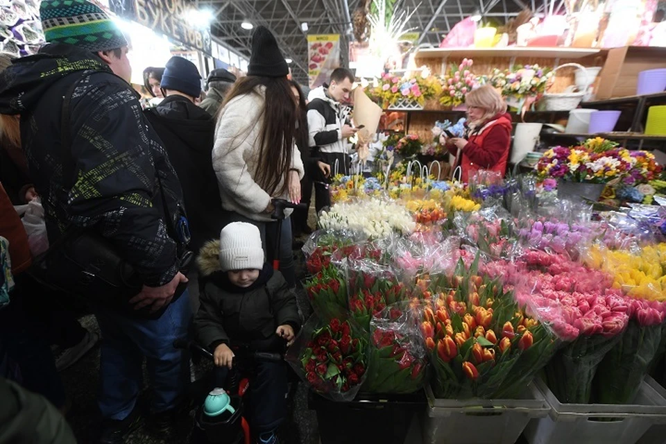 Хабаровчане стоят часами в очередях, чтобы купить цветы к 8 марта