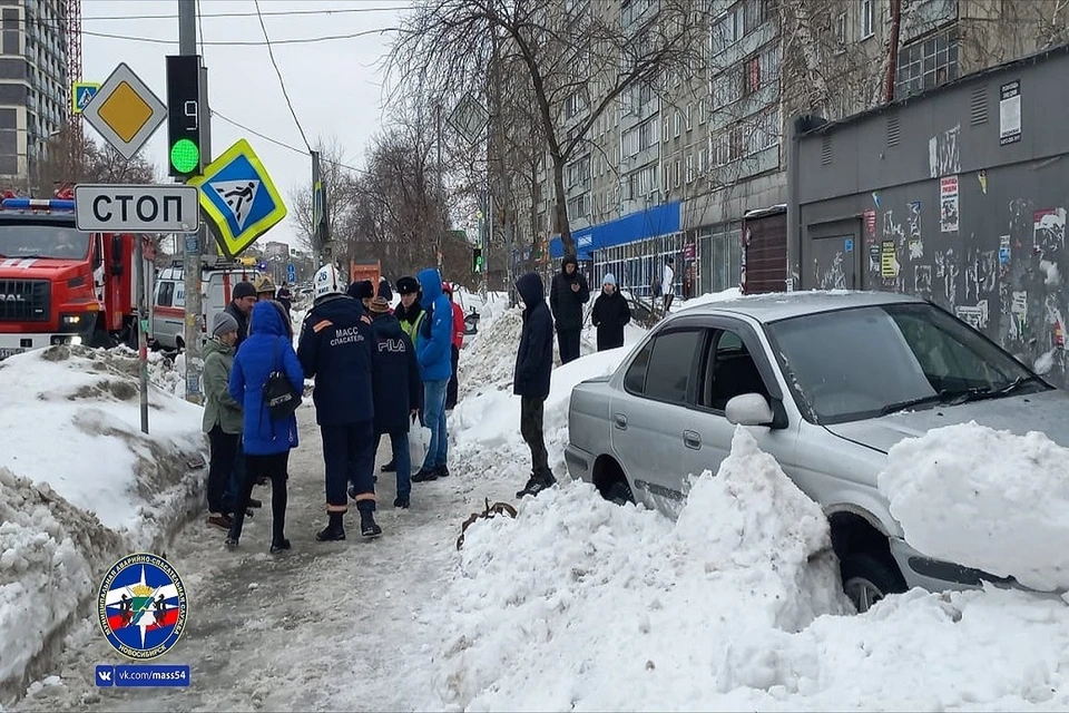 В Новосибирске «Ниссан» вылетел на тротуар после столкновения с «Тойотой». Фото: МАСС.