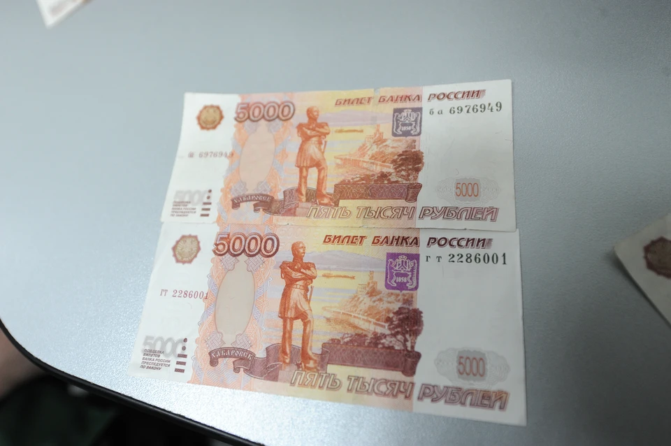 Более 35 фальшивых банкнот выявили в томских банках в 2022 году.