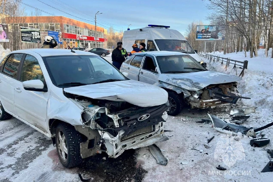 Пассажир ВАЗа был обслужен амбулаторно. Фото: МЧС по Мурманской области