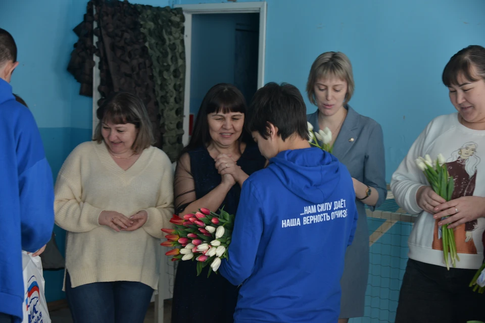 Волонтеры пожелали женам и матерям бойцов терпения, здоровья, стойкости и силы духа / Фото: Единая Россия