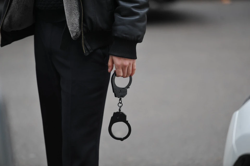 Спасатели освободили новосибирца от наручников.