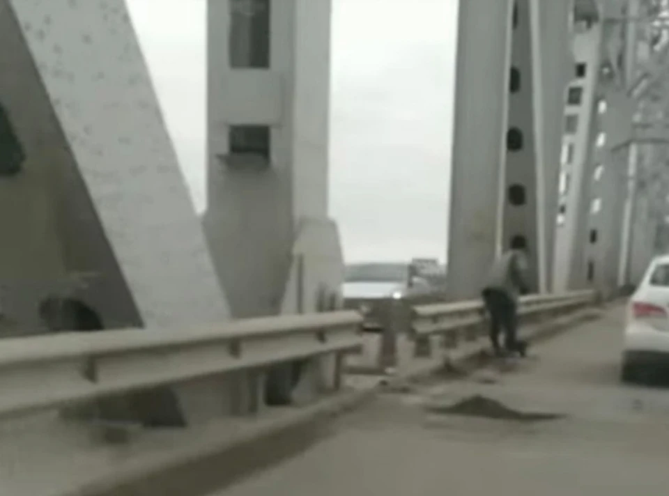 Астраханец начал самостоятельно ремонтировать дорогу на «Старом» мосту