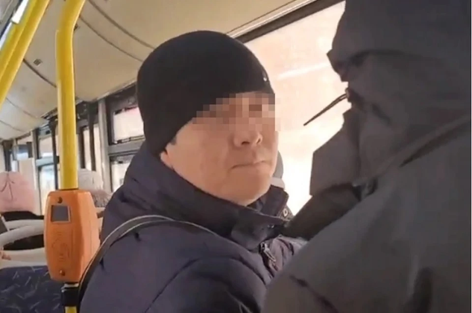 Суд Петербурга на 15 суток арестовал мигранта, который справил нужду в автобусе. Фото: Скриншот из видео