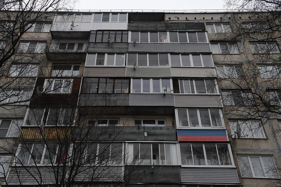 В Новосибирске пенсионерка застряла на балконе.