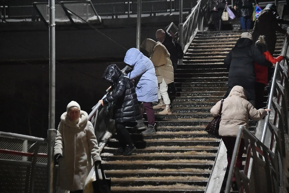 В Новосибирске крутая лестница на улице Ударной превратилась в ледяную горку