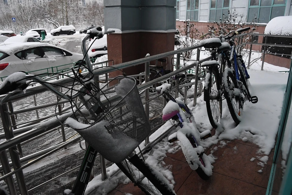 В Новосибирске неизвестные сбросили с балкона два велосипеда.