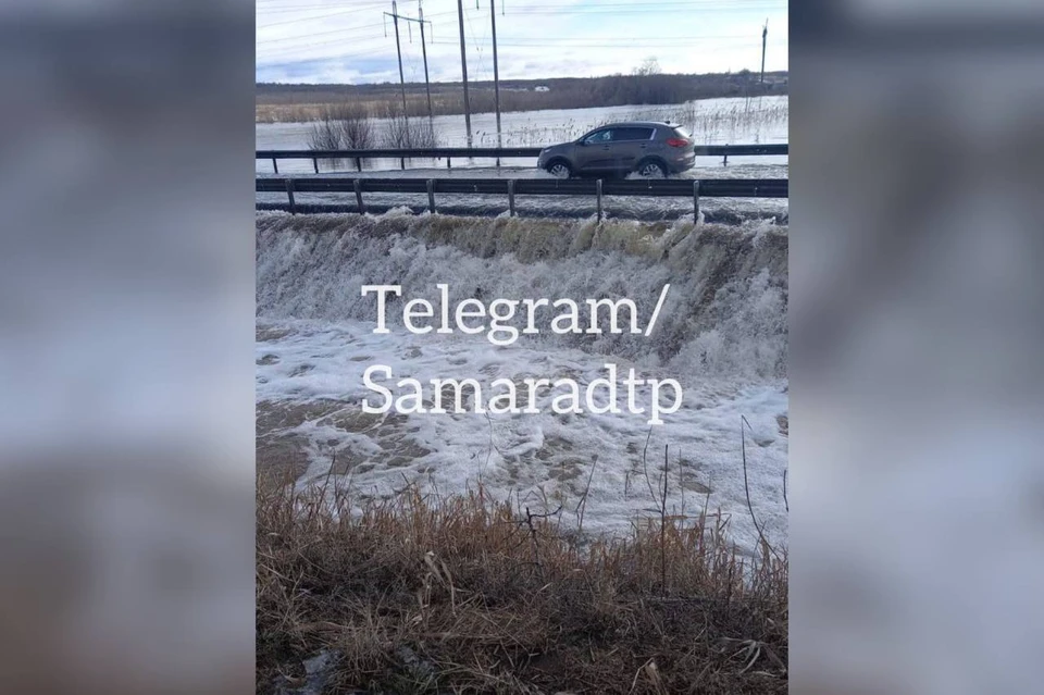 В Самарской области на федеральной трассе затопило мост. Фото: СамараДТП
