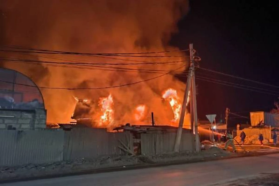 Два частных дома горят в СНТ Зеленая горка в Иркутске