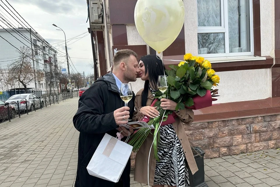 Волонтеры поженились в Краснодаре.