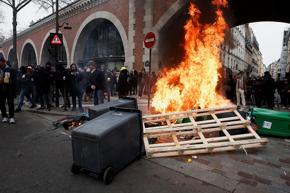Мощнейшие протесты во Франции: Как «демократические власти» наплевали на мнение сотен тысяч граждан