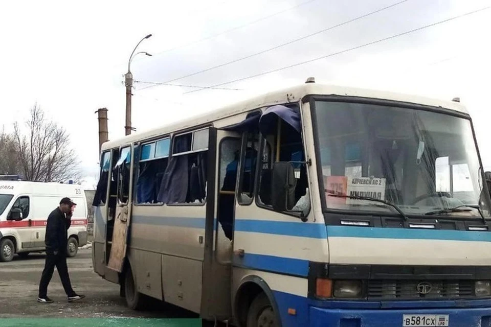 Осколками посекло рейсовый автобус, который ехал на Кипучую. Фото: ТГ/Марочко