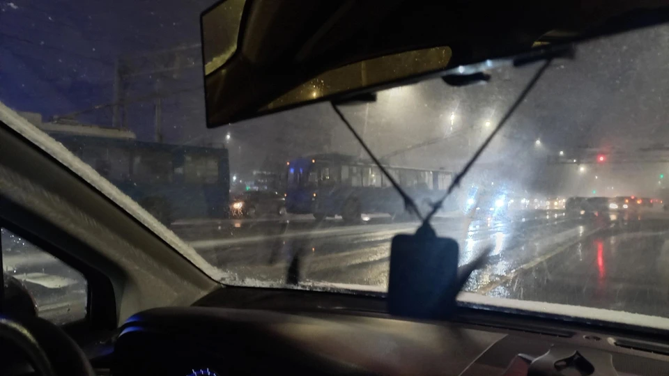 Из-за аварии на контактной сети эвакуаторы увозят троллейбусы на Московском шоссе. Фото: НРВК.
