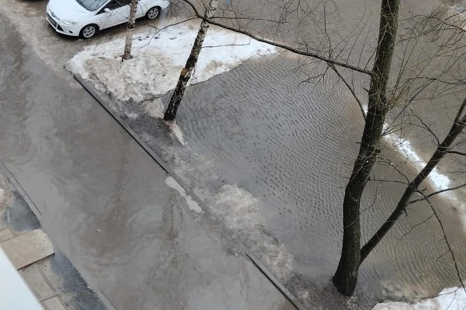 Рязанцы жалуются на затопление части улицы Крупской в Рязани.