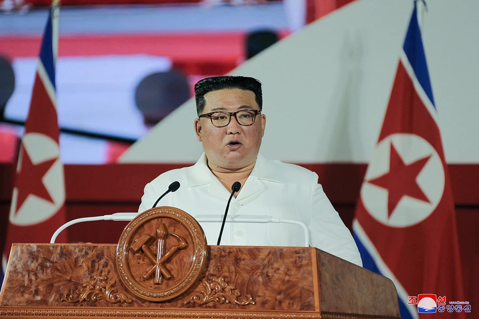 Северная Корея произвела запуск двух ракет с подводной лодки накануне совместных учений Южной Кореи и США.