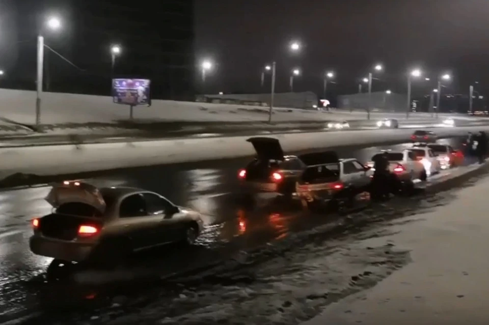 Под мостом у телецентра в Омске в выходной день скопилась очередь из автомобилей с пробитыми на дороге шинами. Фото: соцсети.