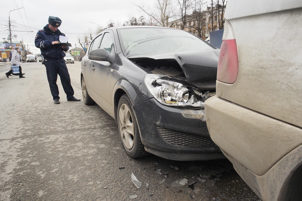 В Таганроге произошло ДТП с припаркованным автомобилем.