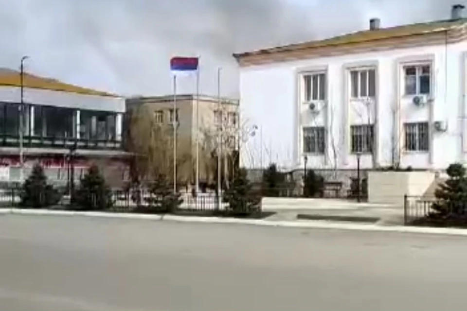 Российский флаг в центре Камызяка повесили вверх ногами