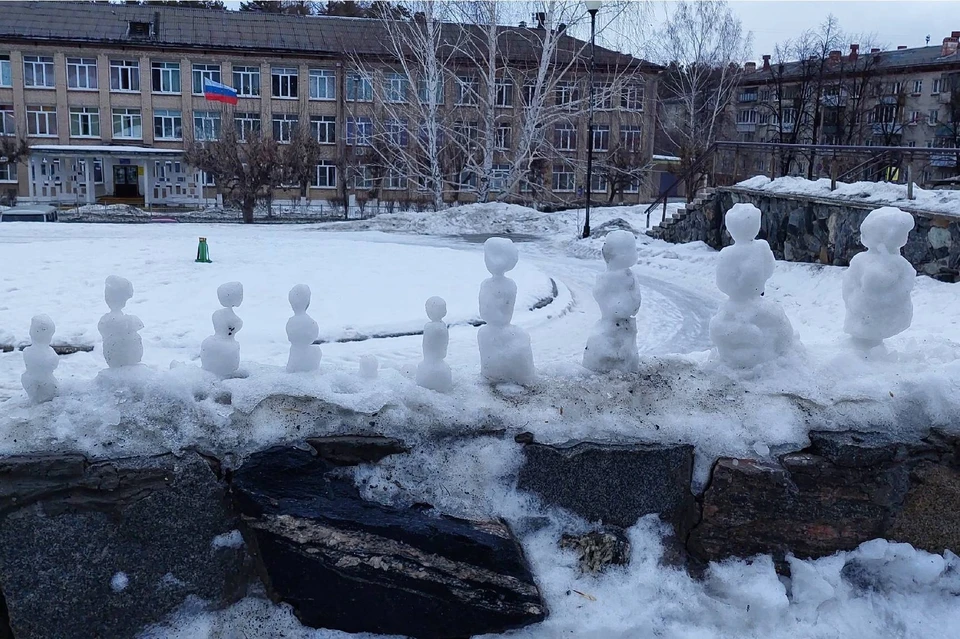 Примерные южноуральские снеговики – встали в ряд и по росту. Фото: Подслушано в Снежинске / vk.com