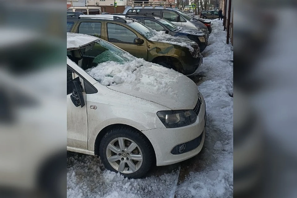 В Ярославле снег сошедший с крыши повредил машины. ФОТО: группа "Жесть Ярославль" ВКонтакте