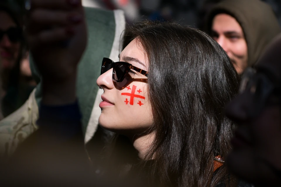 Тбилиси. Участница акции протеста против законопроекта об иноагентах у здания парламента Грузии. Фото: Александр Патрин/ТАСС