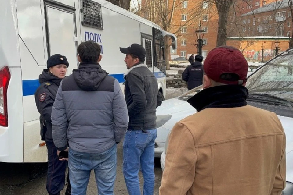 Полицейские составили на мигрантов девять административных протоколов Фото: УМВД России по Екатеринбургу