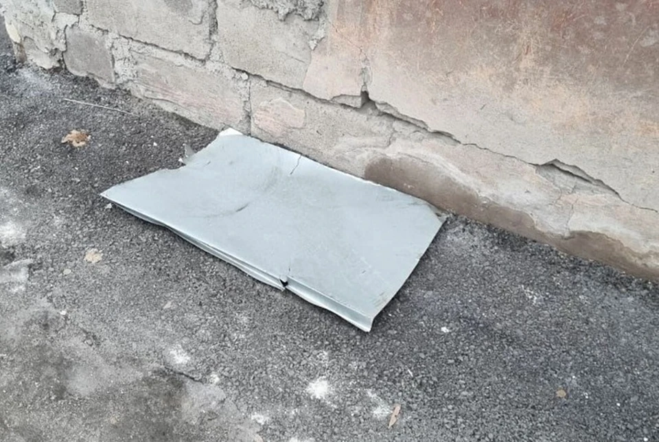 Железный лист сорвало с крыши жилого дома. Фото: портал TagilCity.ru